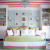 Des plafonds colorés ?! Oh mais quelle bonne idée ! pink-green-light-blue-lily-pulitzer-big-girl-room-for-lou-striped-ceiling-bed-personalized-pillows